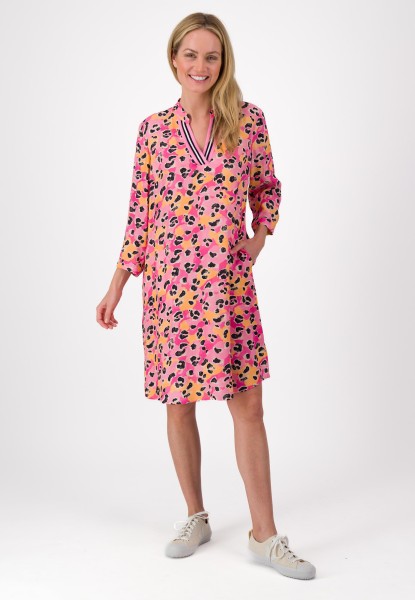 Schickes Midi Kleid mit Allover Animal Print von justWhite Frontansicht