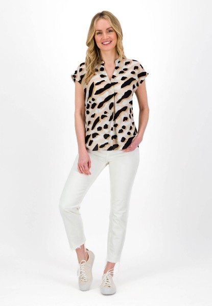 Moderne Bluseshirt mit Kurzarm und Allover Animal Print von justWhite Frontansicht